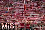 22.08.2025, Fussball Bundesliga 2025/2026, 1.Spieltag, FC Bayern Mnchen - RB Leipzig, in der Allianz-Arena Mnchen, Bayernfans in der Sdkurve zeigen stolz ihre Fanschals, Fans mit den gemeinsamen Trikots, einer Eigenkreation der Ultras eines optimalen Bayern-Trikots, ihr Motto-Shirt zum ersten Heimspiel, nur in den Vereinsfarben Rot und Weiss gehalten.