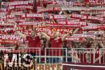22.08.2025, Fussball Bundesliga 2025/2026, 1.Spieltag, FC Bayern Mnchen - RB Leipzig, in der Allianz-Arena Mnchen, Bayernfans in der Sdkurve zeigen stolz ihre Fanschals, Fans mit den gemeinsamen Trikots, einer Eigenkreation der Ultras eines optimalen Bayern-Trikots, ihr Motto-Shirt zum ersten Heimspiel, nur in den Vereinsfarben Rot und Weiss gehalten.