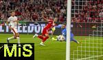 22.08.2025, Fussball Bundesliga 2025/2026, 1.Spieltag, FC Bayern Mnchen - RB Leipzig, in der Allianz-Arena Mnchen, Torschuss von Harry Kane (FC Bayern Mnchen) gegen Torwart Peter Gulacsi (RB Leipzig) zum 6:0
