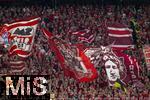 22.08.2025, Fussball Bundesliga 2025/2026, 1.Spieltag, FC Bayern Mnchen - RB Leipzig, in der Allianz-Arena Mnchen,  Sdkurvenfans schwenken ihre Fahnen.