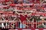 22.08.2025, Fussball Bundesliga 2025/2026, 1.Spieltag, FC Bayern Mnchen - RB Leipzig, in der Allianz-Arena Mnchen, Bayernfans in der Sdkurve zeigen stolz ihre Fanschals, Fans mit den gemeinsamen Trikots, einer Eigenkreation der Ultras eines optimalen Bayern-Trikots, ihr Motto-Shirt zum ersten Heimspiel, nur in den Vereinsfarben Rot und Weiss gehalten.