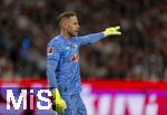 22.08.2025, Fussball Bundesliga 2025/2026, 1.Spieltag, FC Bayern Mnchen - RB Leipzig, in der Allianz-Arena Mnchen, Torwart Peter Gulacsi (RB Leipzig) gibt Anweisungen.