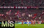 22.08.2025, Fussball Bundesliga 2025/2026, 1.Spieltag, FC Bayern Mnchen - RB Leipzig, in der Allianz-Arena Mnchen,  Sdkurvenfans schwenken ihre Fahnen.