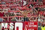 22.08.2025, Fussball Bundesliga 2025/2026, 1.Spieltag, FC Bayern Mnchen - RB Leipzig, in der Allianz-Arena Mnchen, Bayernfans in der Sdkurve zeigen stolz ihre Fanschals, 
