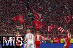 22.08.2025, Fussball Bundesliga 2025/2026, 1.Spieltag, FC Bayern Mnchen - RB Leipzig, in der Allianz-Arena Mnchen,  Sdkurvenfans schwenken ihre Fahnen.
