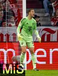 22.08.2025, Fussball Bundesliga 2025/2026, 1.Spieltag, FC Bayern Mnchen - RB Leipzig, in der Allianz-Arena Mnchen, Torwart Manuel Neuer (FC Bayern Mnchen) gibt Anweisungen.