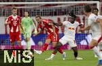 22.08.2025, Fussball Bundesliga 2025/2026, 1.Spieltag, FC Bayern Mnchen - RB Leipzig, in der Allianz-Arena Mnchen, v.li: Joshua Kimmich (FC Bayern Mnchen), Harry Kane (FC Bayern Mnchen), Johan Bakayoko (RB Leipzig) 