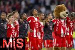 22.08.2025, Fussball Bundesliga 2025/2026, 1.Spieltag, FC Bayern Mnchen - RB Leipzig, in der Allianz-Arena Mnchen, Schlussjubel Serge Gnabry (FC Bayern Mnchen), Lennart Karl (FC Bayern Mnchen), Joshua Kimmich (FC Bayern Mnchen), Wisdom Mike (FC Bayern Mnchen), Jonah Kusi-Asare (Bayern Mnchen), Sacha Boey (FC Bayern Mnchen), Raphael Guerreiro (FC Bayern Mnchen), Maskottchen Berni, Luis Diaz (FC Bayern Mnchen) 