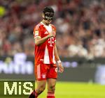 22.08.2025, Fussball Bundesliga 2025/2026, 1.Spieltag, FC Bayern Mnchen - RB Leipzig, in der Allianz-Arena Mnchen, Aleksandar Pavlovic (Bayern Mnchen)  mit Gesichtsmaske