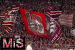 22.08.2025, Fussball Bundesliga 2025/2026, 1.Spieltag, FC Bayern Mnchen - RB Leipzig, in der Allianz-Arena Mnchen,  Sdkurvenfans schwenken ihre Fahnen.