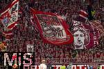 22.08.2025, Fussball Bundesliga 2025/2026, 1.Spieltag, FC Bayern Mnchen - RB Leipzig, in der Allianz-Arena Mnchen,  Sdkurvenfans schwenken ihre Fahnen.