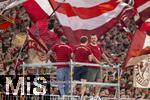22.08.2025, Fussball Bundesliga 2025/2026, 1.Spieltag, FC Bayern Mnchen - RB Leipzig, in der Allianz-Arena Mnchen, Bayernfans in der Sdkurve: Die drei Vorsnger auf dem Podest mit den gemeinsamen Trikots, einer Eigenkreation der Ultras eines optimalen Bayern-Trikots, ihr Motto-Shirt zum ersten Heimspiel, nur in den Vereinsfarben Rot und Weiss gehalten. 