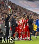 22.08.2025, Fussball Bundesliga 2025/2026, 1.Spieltag, FC Bayern Mnchen - RB Leipzig, in der Allianz-Arena Mnchen, Lennart Karl (mitte, FC Bayern Mnchen) wird von Trainer Vincent Kompany (li, FC Bayern Mnchen) eingewechselt