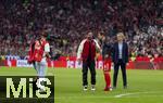 22.08.2025, Fussball Bundesliga 2025/2026, 1.Spieltag, FC Bayern Mnchen - RB Leipzig, in der Allianz-Arena Mnchen, Neue Mglichkeiten fr die Medien, sofort nach dem Schlusspfiff eilen die TV-Reporter vom bertragenden Sender RAN zu den Spielern aufs Feld, hier Leon Goretzka (FC Bayern Mnchen) mit Moderator Matthias Killing (ran/Joyn Sat1) und Pressesprecher Dieter Nickles.