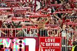 22.08.2025, Fussball Bundesliga 2025/2026, 1.Spieltag, FC Bayern Mnchen - RB Leipzig, in der Allianz-Arena Mnchen, Bayernfans in der Sdkurve zeigen stolz ihre Fanschals, 