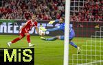 22.08.2025, Fussball Bundesliga 2025/2026, 1.Spieltag, FC Bayern Mnchen - RB Leipzig, in der Allianz-Arena Mnchen, Torschuss von Harry Kane (FC Bayern Mnchen) gegen Torwart Peter Gulacsi (RB Leipzig) zum 6:0