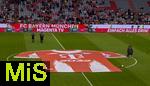 22.08.2025, Fussball Bundesliga 2025/2026, 1.Spieltag, FC Bayern Mnchen - RB Leipzig, in der Allianz-Arena Mnchen, die Firma Telekom ist weiter Haupt- und Trikot-Sponsor des FC Bayern, dazu liegt das berdimensionale Trikot mit der Jahreszahl 2023 auf dem Mittelkreis.