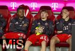 22.08.2025, Fussball Bundesliga 2025/2026, 1.Spieltag, FC Bayern Mnchen - RB Leipzig, in der Allianz-Arena Mnchen, Ersatzbank, v.li: Wisdom Mike (FC Bayern Mnchen), Lennart Karl (FC Bayern Mnchen), Raphael Guerreiro (FC Bayern Mnchen) 
