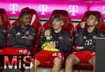 22.08.2025, Fussball Bundesliga 2025/2026, 1.Spieltag, FC Bayern Mnchen - RB Leipzig, in der Allianz-Arena Mnchen, Ersatzbank, v.li: Wisdom Mike (FC Bayern Mnchen), Lennart Karl (FC Bayern Mnchen), Raphael Guerreiro (FC Bayern Mnchen), 