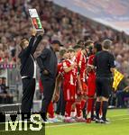 22.08.2025, Fussball Bundesliga 2025/2026, 1.Spieltag, FC Bayern Mnchen - RB Leipzig, in der Allianz-Arena Mnchen, Lennart Karl (mitte, FC Bayern Mnchen) wird von Trainer Vincent Kompany (li, FC Bayern Mnchen) eingewechselt