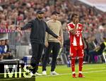 22.08.2025, Fussball Bundesliga 2025/2026, 1.Spieltag, FC Bayern Mnchen - RB Leipzig, in der Allianz-Arena Mnchen, v.li: Trainer Vincent Kompany (FC Bayern Mnchen), Trainer Ole Werner (RB Leipzig), Michael Olise (FC Bayern Mnchen) 