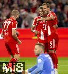 22.08.2025, Fussball Bundesliga 2025/2026, 1.Spieltag, FC Bayern Mnchen - RB Leipzig, in der Allianz-Arena Mnchen, Torjubel Konrad Laimer (FC Bayern Mnchen) mit Luis Diaz (FC Bayern Mnchen), Harry Kane (FC Bayern Mnchen), Torwart Peter Gulacsi (RB Leipzig) sitzt geschlagen am Boden.
