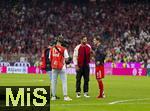 22.08.2025, Fussball Bundesliga 2025/2026, 1.Spieltag, FC Bayern Mnchen - RB Leipzig, in der Allianz-Arena Mnchen, Neue Mglichkeiten fr die Medien, sofort nach dem Schlusspfiff eilen die TV-Reporter vom bertragenden Sender RAN zu den Spielern aufs Feld, hier Leon Goretzka (FC Bayern Mnchen) mit Moderator Matthias Killing (ran/Joyn) 