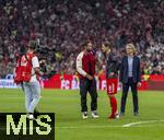 22.08.2025, Fussball Bundesliga 2025/2026, 1.Spieltag, FC Bayern Mnchen - RB Leipzig, in der Allianz-Arena Mnchen, Neue Mglichkeiten fr die Medien, sofort nach dem Schlusspfiff eilen die TV-Reporter vom bertragenden Sender RAN zu den Spielern aufs Feld, hier Leon Goretzka (FC Bayern Mnchen) mit Moderator Matthias Killing (ran/Joyn) und Pressesprecher Dieter Nickles. 