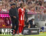 22.08.2025, Fussball Bundesliga 2025/2026, 1.Spieltag, FC Bayern Mnchen - RB Leipzig, in der Allianz-Arena Mnchen, v.li: Trainer Vincent Kompany (FC Bayern Mnchen) mit Jonah Kusi-Asare (Bayern Mnchen) 