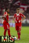 22.08.2025, Fussball Bundesliga 2025/2026, 1.Spieltag, FC Bayern Mnchen - RB Leipzig, in der Allianz-Arena Mnchen, Vor dem Freistoss, v.li: Michael Olise (FC Bayern Mnchen) und Joshua Kimmich (FC Bayern Mnchen) nachdenklich 