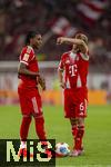 22.08.2025, Fussball Bundesliga 2025/2026, 1.Spieltag, FC Bayern Mnchen - RB Leipzig, in der Allianz-Arena Mnchen, Vor dem Freistoss, v.li: Michael Olise (FC Bayern Mnchen) und Joshua Kimmich (FC Bayern Mnchen) nachdenklich 