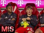 22.08.2025, Fussball Bundesliga 2025/2026, 1.Spieltag, FC Bayern Mnchen - RB Leipzig, in der Allianz-Arena Mnchen, Ersatzbank, v.li: Wisdom Mike (FC Bayern Mnchen), Lennart Karl (FC Bayern Mnchen), 