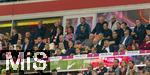 22.08.2025, Fussball Bundesliga 2025/2026, 1.Spieltag, FC Bayern Mnchen - RB Leipzig, in der Allianz-Arena Mnchen, Ehrentribne,oben: Ehren-Prsident Uli Hoene (FC Bayern Mnchen, Hoeness), Geschftsfhrer Michael Diederich (FC Bayern Mnchen), Vorstandsvorsitzender Jan-Christian Dreesen (FC Bayern Mnchen), Prsident und Aufsichtsratsvorsitzender Karl Hopfner (FC Bayern Mnchen), Rodrigo Diehl, Vorstandsmitglied Deutsche Telekom und Sprecher der Geschftsfhrung Telekom Deutschland, und Michael Hagspihl, SVP Global Strategic Projects und Marketing Partnerships Deutsche Telekom, Geschftsfhrer der DFL: Dr. Marc Lenz und Dr. Steffen Merkel (Deutschland), Roy Makaay,  Bayerischer Ministerprsident Markus Sder (CDU, Deutschland), Staatsminister Joachim Herrmann, Noel Beckenbauer, Heidi Beckenbauer, Karin Stoiber, Edmund Stoiber,   
