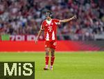 22.08.2025, Fussball Bundesliga 2025/2026, 1.Spieltag, FC Bayern Mnchen - RB Leipzig, in der Allianz-Arena Mnchen, Aleksandar Pavlovic (Bayern Mnchen)  gibt Anweisungen.