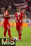 22.08.2025, Fussball Bundesliga 2025/2026, 1.Spieltag, FC Bayern Mnchen - RB Leipzig, in der Allianz-Arena Mnchen, Vor dem Freistoss, v.li: Michael Olise (FC Bayern Mnchen) und Joshua Kimmich (FC Bayern Mnchen) nachdenklich 