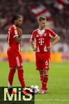 22.08.2025, Fussball Bundesliga 2025/2026, 1.Spieltag, FC Bayern Mnchen - RB Leipzig, in der Allianz-Arena Mnchen, Vor dem Freistoss, v.li: Michael Olise (FC Bayern Mnchen) und Joshua Kimmich (FC Bayern Mnchen) nachdenklich 