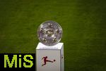 22.08.2025, Fussball Bundesliga 2025/2026, 1.Spieltag, FC Bayern Mnchen - RB Leipzig, in der Allianz-Arena Mnchen, Erffnungsfeier der Saison 2025/26. Am Spielfeldrand steht die Meisterschale auf der Stele.  (Bildbearbeitung)