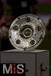 22.08.2025, Fussball Bundesliga 2025/2026, 1.Spieltag, FC Bayern Mnchen - RB Leipzig, in der Allianz-Arena Mnchen, Die Meisterschale steht auf der Stele, die Mannschaften stehen auf dem Feld. In der Schale spiegelt sich das Flutlicht, 