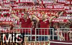 22.08.2025, Fussball Bundesliga 2025/2026, 1.Spieltag, FC Bayern Mnchen - RB Leipzig, in der Allianz-Arena Mnchen, Bayernfans in der Sdkurve zeigen stolz ihre Fanschals, Fans mit den gemeinsamen Trikots, einer Eigenkreation der Ultras eines optimalen Bayern-Trikots, ihr Motto-Shirt zum ersten Heimspiel, nur in den Vereinsfarben Rot und Weiss gehalten.