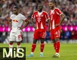 22.08.2025, Fussball Bundesliga 2025/2026, 1.Spieltag, FC Bayern Mnchen - RB Leipzig, in der Allianz-Arena Mnchen, v.li: Ridle Baku (RB Leipzig), Dayot Upamecano (FC Bayern Mnchen), Jonathan Tah (FC Bayern Mnchen) 