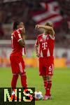 22.08.2025, Fussball Bundesliga 2025/2026, 1.Spieltag, FC Bayern Mnchen - RB Leipzig, in der Allianz-Arena Mnchen, Vor dem Freistoss, v.li: Michael Olise (FC Bayern Mnchen) und Joshua Kimmich (FC Bayern Mnchen) nachdenklich 
