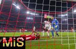 22.08.2025, Fussball Bundesliga 2025/2026, 1.Spieltag, FC Bayern Mnchen - RB Leipzig, in der Allianz-Arena Mnchen, Michael Olise (FC Bayern Mnchen) am Boden, re: Torwart Peter Gulacsi (RB Leipzig) 