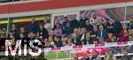 22.08.2025, Fussball Bundesliga 2025/2026, 1.Spieltag, FC Bayern Mnchen - RB Leipzig, in der Allianz-Arena Mnchen, Ehrentribne,oben: Ehren-Prsident Uli Hoene (FC Bayern Mnchen, Hoeness), Geschftsfhrer Michael Diederich (FC Bayern Mnchen), Vorstandsvorsitzender Jan-Christian Dreesen (FC Bayern Mnchen), Prsident und Aufsichtsratsvorsitzender Karl Hopfner (FC Bayern Mnchen), Rodrigo Diehl, Vorstandsmitglied Deutsche Telekom und Sprecher der Geschftsfhrung Telekom Deutschland, und Michael Hagspihl, SVP Global Strategic Projects und Marketing Partnerships Deutsche Telekom, Geschftsfhrer der DFL: Dr. Marc Lenz und Dr. Steffen Merkel (Deutschland), Roy Makaay,  Bayerischer Ministerprsident Markus Sder (CDU, Deutschland), Staatsminister Joachim Herrmann, Noel Beckenbauer, Heidi Beckenbauer, Karin Stoiber, Edmund Stoiber,   
