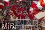 22.08.2025, Fussball Bundesliga 2025/2026, 1.Spieltag, FC Bayern Mnchen - RB Leipzig, in der Allianz-Arena Mnchen, Bayernfans in der Sdkurve: Die drei Vorsnger auf dem Podest mit den gemeinsamen Trikots, einer Eigenkreation der Ultras eines optimalen Bayern-Trikots, ihr Motto-Shirt zum ersten Heimspiel, nur in den Vereinsfarben Rot und Weiss gehalten. 