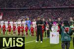 22.08.2025, Fussball Bundesliga 2025/2026, 1.Spieltag, FC Bayern Mnchen - RB Leipzig, in der Allianz-Arena Mnchen, Andre Schnura, der Typ mit dem Saxophon von der EM 2024 spielt hier die Nationalhymne zur Erffnungsfeier der Saison 2025/26. rechts steht die Meisterschale auf der Stele.