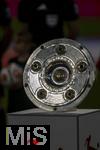 22.08.2025, Fussball Bundesliga 2025/2026, 1.Spieltag, FC Bayern Mnchen - RB Leipzig, in der Allianz-Arena Mnchen, Die Meisterschale steht auf der Stele, die Mannschaften stehen auf dem Feld. In der Schale spiegelt sich das Flutlicht,  