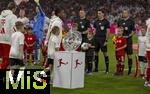 22.08.2025, Fussball Bundesliga 2025/2026, 1.Spieltag, FC Bayern Mnchen - RB Leipzig, in der Allianz-Arena Mnchen, Die Meisterschale steht auf der Stele, die Mannschaften stehen auf dem Feld. Michael Olise (FC Bayern Mnchen) geht vorbei.