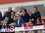 22.08.2025, Fussball Bundesliga 2025/2026, 1.Spieltag, FC Bayern Mnchen - RB Leipzig, in der Allianz-Arena Mnchen, 2.v.re. oben: Rodrigo Diehl, Vorstandsmitglied Deutsche Telekom und Sprecher der Geschftsfhrung Telekom Deutschland, und Michael Hagspihl (re. oben), SVP Global Strategic Projects und Marketing Partnerships Deutsche Telekom, Vorstandsvorsitzender Jan-Christian Dreesen (FC Bayern Mnchen), Sportvorstand Max Eberl (Bayern Mnchen), Prsident Herbert Hainer (FC Bayern), 