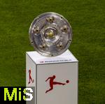 22.08.2025, Fussball Bundesliga 2025/2026, 1.Spieltag, FC Bayern Mnchen - RB Leipzig, in der Allianz-Arena Mnchen, Erffnungsfeier der Saison 2025/26. Am Spielfeldrand steht die Meisterschale auf der Stele.  (Bildbearbeitung)