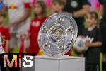 22.08.2025, Fussball Bundesliga 2025/2026, 1.Spieltag, FC Bayern Mnchen - RB Leipzig, in der Allianz-Arena Mnchen, Die Meisterschale steht auf der Stele, die Mannschaften stehen dahinter bereit 